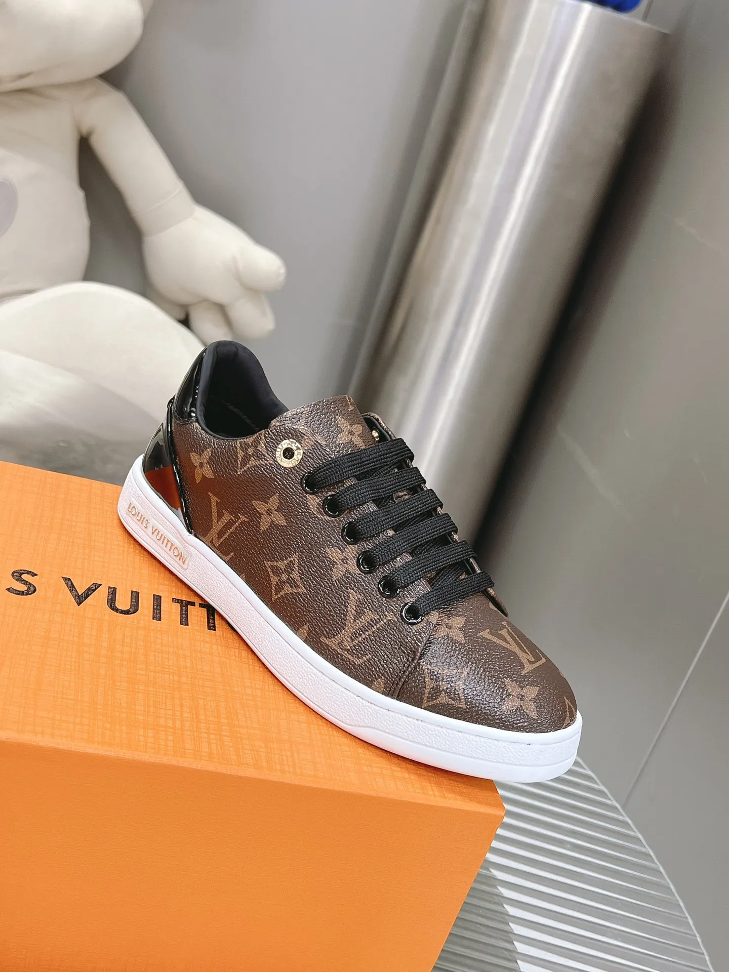 P700👟👟 𝙇𝙑 𝟐𝟎𝟐3/𝐒𝐒 𝐧𝐞𝐰 𝐓𝐢𝐦𝐞 𝐨𝐮𝐭# New thick-soled white shoes This series is simply too eye-catching, a must-have fashion item! The bright and jumping letter logo design is full of energy, sweet and salty. Continuing the previous heightening version, it is as easy to wear as ever, a sincere work! ! The upper is made of imported silk cowhide, with a delicate texture comparable to zP! Lining/foot pads are made of cowhide, durable and wear-resistant. The original molded TPU outsole, the details are consistent with the original. Please distinguish it from cheap products on the market Size: 35-44